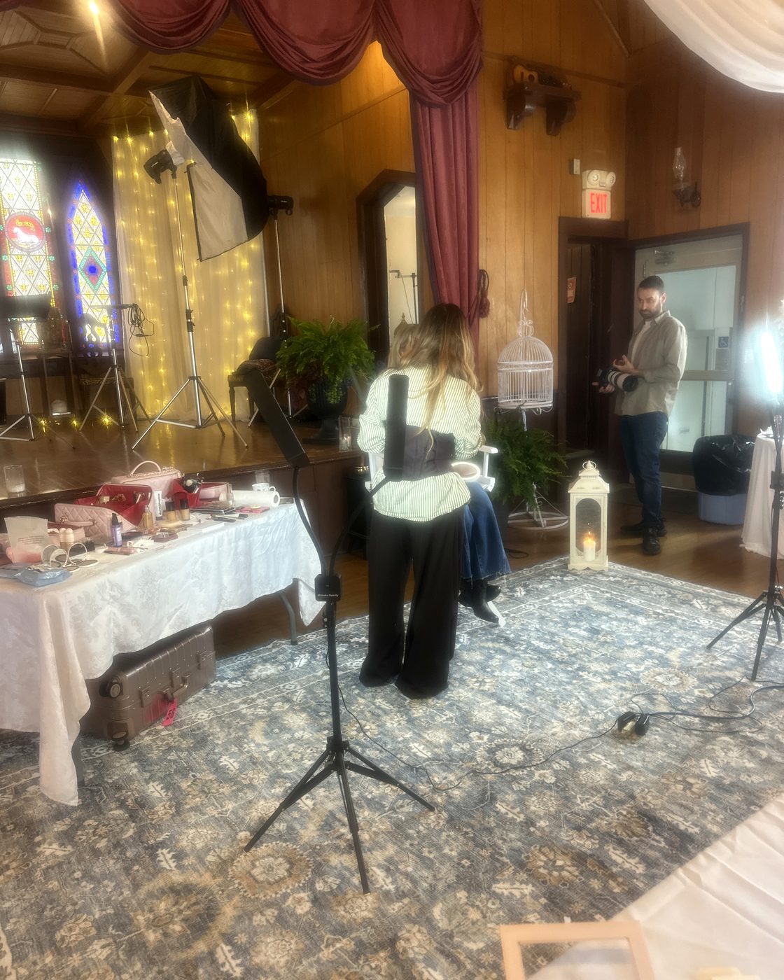 Behind the scenes at the Simply…Woman Retreat makeup tutorial with Julia Dantas